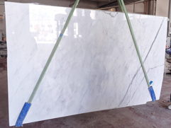 Dalle de marbre blanc Statuario actuellement disponible.