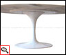 Dettaglio sottopiano tavolo Tulip con piano ovale in marmo.