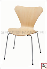 Chaise Seven-Model 3107 dessinée par Arne Jacobsen.